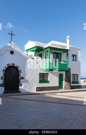 Traditionelle weiß getünchte Architektur im Dorf Caleta de Famara auf der Kanarischen Insel Lanzarote, Spanien Stockfoto