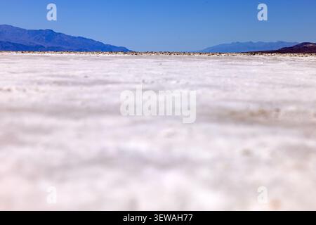Mittags im Death Valley National Park, Kalifornien. Trockene Mojave-Wüste unter strahlender Sonne und klarem blauem Himmel mit großem Kopierraum, USA. Stockfoto