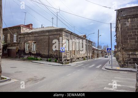 Straßenecke mit alten Steinhäusern und Freidrähten Stockfoto