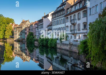 Fassaden alter, traditioneller Häuser entlang des Flusses Ill im malerischen und touristisch freundlichen Stadtteil Petite France in Straßburg, Frankreich Stockfoto