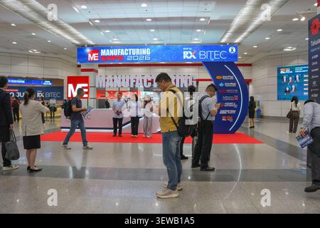 Bangkok, Thailand - 17. Juni 2026: Besucher gehen durch die Eingangshalle der Manufacturing Expo 2026 im BITEC Convention Center. Stockfoto