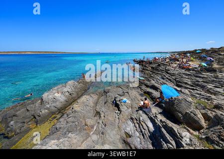 Felsiges Ufer in der Nähe des Strandes La Pelosa an der Mittelmeerküste in Stintino, Sardinien, Italien Stockfoto