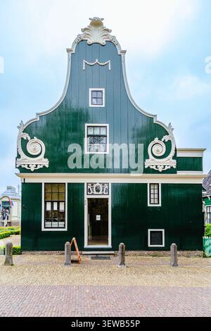 Traditionelle niederländische Häuser in Zaanse Schans, einem historischen Dorf und Freilichtmuseum in der Nähe von Amsterdam, Niederlande. Stockfoto
