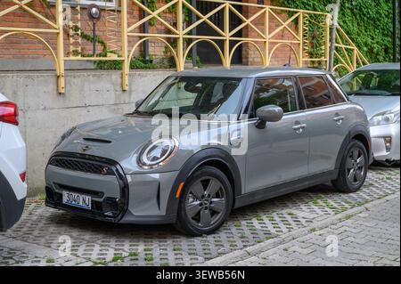 24. Juni 2026, Tbilissi, Georgien Ein lebhafter MINI Cooper S 5-Türer Fließheck der Modelljahre 2021-2023, der das ikonische Design der Marke zeigt und spor Stockfoto