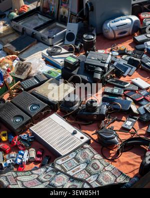 Vintage-Elektronik und Kameras an einem Flohmarkt Stockfoto