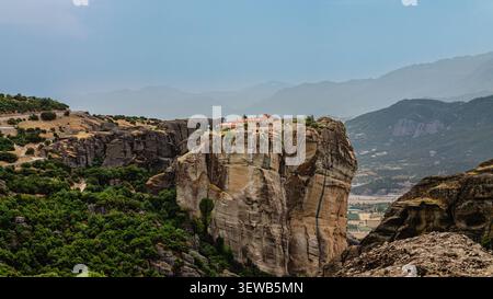 Großes Kloster von Varlaam auf dem hohen Felsen in Meteora, Thessalien, Griechenland. Stockfoto