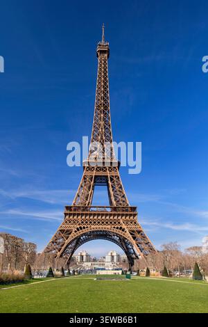 Frankreich, Ile de France, Paris, Eiffelturm, ein Gitterturm auf dem Champ de Mars, benannt nach dem Ingenieur Gustave Eiffel, dessen Firma den Turm von 1887 bis 1889 für die Weltausstellung 1889 entwarf und baute. Stockfoto