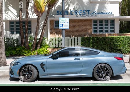 Miami, Florida, USA - 09. Mai 2025: BMW M8 2022 Competition Coupé. Auto BMW M8 Cabriolet, im Freien geparkt. Graues Cabriolet, Seitenansicht. Stockfoto