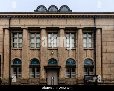 Ohara Torajiro Kojima Gedenk-Kunstmuseum, Kurashiki Steinfassade mit symmetrischen klassischen Säulen, gewölbte Fenster mit Buntglasfenstern Stockfoto