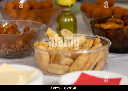 Auswahl an frittierten Snacks in Schüsseln, bereit für eine Party oder ein Treffen Stockfoto