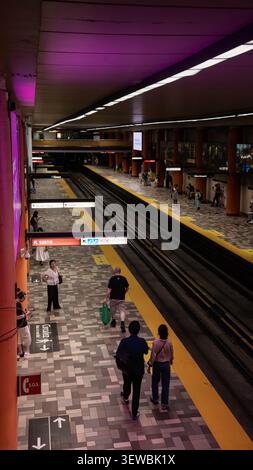 Neon-Vibes in der U-Bahn-Station City in Montreal, Kanada Stockfoto
