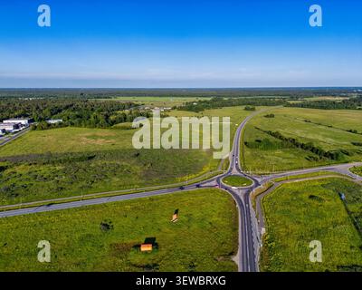 Drohnenansicht des Kreisverkehrs der Rural Road in Green Landscape Stockfoto