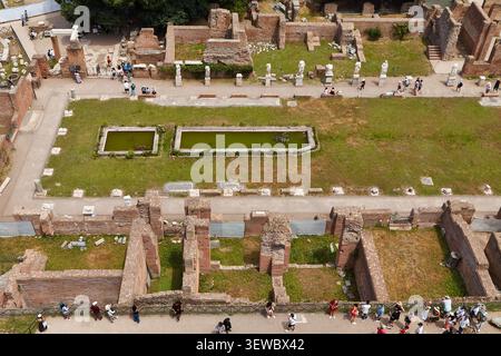 Rom, Italien - 15. Juni 2026: Ruinen des Hauses der Vestalen im Forum Romanum mit Ziegelmauern, Grasflächen und Besuchern, die durch die Archäologie spazieren Stockfoto