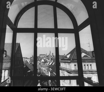 Blick aus einem Fenster auf die Nürnberger Altstadt mit der Kaiserburg im Hintergrund, 17.03.1982 Stockfoto