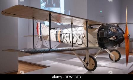 Amsterdam, Niederlande - 15. April 25: Historische Doppeldecker-Flugzeuge in einer Galerie des Rijksmuseums in Amsterdam, Niederlande, mit sichtbarem Propeller und Stockfoto