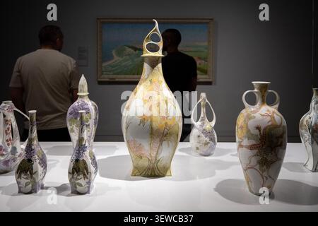 Amsterdam, Niederlande - 15. April 25: Art Nouveau Keramikvasen mit Blumenschmuck in einer Galerie des Rijksmuseums in Amsterdam, Niederlande. Stockfoto