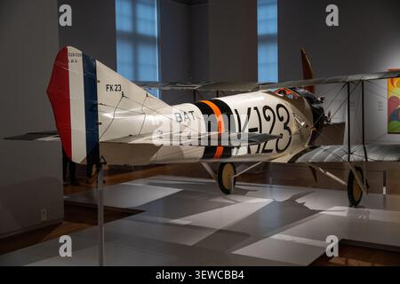 Amsterdam, Niederlande - 15. April 25: Heck- und Seitenansicht eines restaurierten Doppeldeckers im Rijksmuseum in Amsterdam, Niederlande. Stockfoto