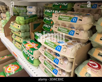 Khimki, Russland - 25. Juni 2026: Verschiedene Eierkartons im Supermarktregal mit sichtbaren Markenetiketten und Verpackungen im Lebensmittelgeschäft Stockfoto
