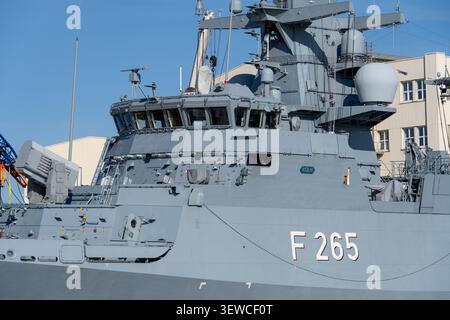 Hamburg, Deutschland - 4. April 25: Detaillierte Ansicht der Brücke und des Überbaus einer deutschen Marinefregatte mit der Markierung F265 im Hamburger Hafen. Stockfoto