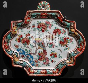 Amsterdam, Niederlande - 15. April 25: Bunte Fayence Wandtafel mit Blumen- und Vogelmotiven, ausgestellt im Rijksmuseum, Amsterdam, Niederlande. Stockfoto