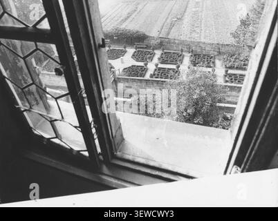 Blick aus einem Fenster des Schlosses Neunhof auf den barocken Garten mit kunstvoll angelegten Beeten, 12.08.1975 Stockfoto