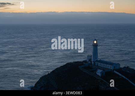 Am frühen Abend im South Stack Lighthouse auf der Isle of Anglesey, Nordwales, Vereinigtes Königreich Stockfoto