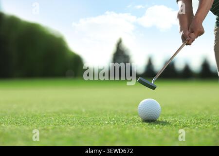 Mann spielt Golf auf dem grünen Golfplatz, Nahaufnahme Stockfoto