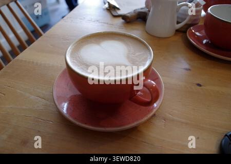Kaffee mit einem Herzen, ein Latte in einem Café Stockfoto