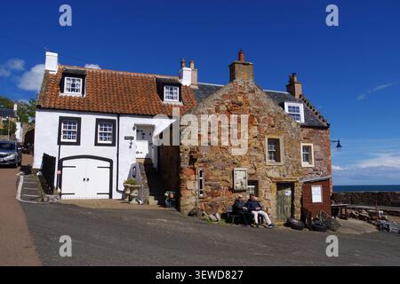 Die rotgedeckten Dächer in Crail sind ein berühmtes Merkmal dieses alten Fischerdorfs in Schottland. Sie befinden sich auf weißen Steinhäusern in der Nähe des Meeres Stockfoto