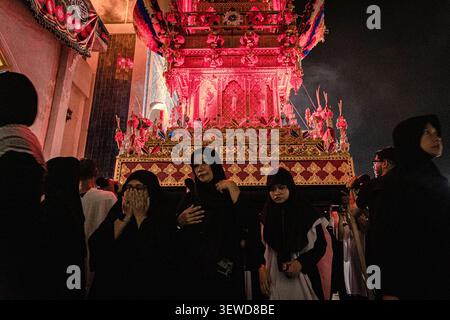 Bangkok, Bangkok, Thailand. Juni 2026. 26. Juni 2026, Bangkok, Thailand Schiiten Muslime trauern am zehnten Tag der Ashura in der Phadungtham Islam Mosgue in Bangkok, Thailand. Die Trauer um Muharram ist eine Reihe von Ritualen zur Erinnerung an das Martyrium des Propheten Mohammads Enkel Imam Hussain aus dem siebten Jahrhundert, der 680 n. Chr. in der Schlacht von Karbala im heutigen Irak getötet wurde. (Kreditbild: © Wissarut Weerasopon/ZUMA Press Wire) NUR REDAKTIONELLE VERWENDUNG! Nicht für kommerzielle ZWECKE! Stockfoto