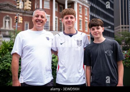 England Fans (von links nach rechts) Kevin Green, 48, Jacob Green, 16, und Josh Green, 14, posiere, nachdem ich mit dem Presseverband in der Nähe des Battery Park gesprochen habe. Vor Englands Spiel gegen Panama am Samstag bei der FIFA Fussball-Weltmeisterschaft 2026. Bilddatum: Freitag, 26. Juni 2026. Stockfoto