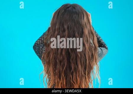 Rückansicht einer Frau mit langen Haaren Stockfoto