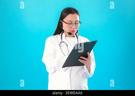 Arzt hält eine medizinische Akte Stockfoto