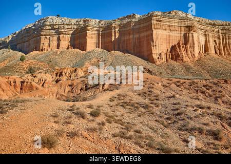 Rote Sandsteinklippen in der spanischen Provinz Teruel. Stockfoto
