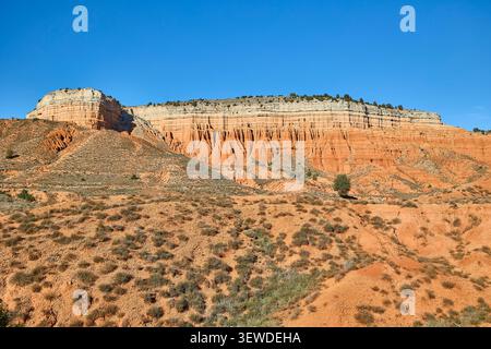 Rote Sandsteinklippen in der spanischen Provinz Teruel. Stockfoto
