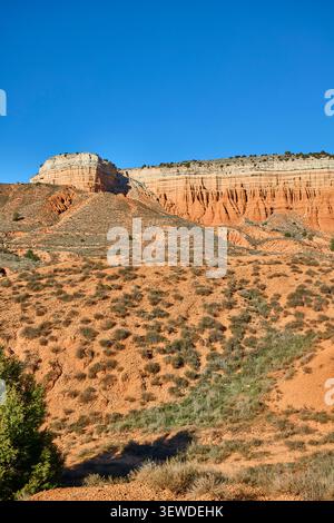Rote Sandsteinklippen in der spanischen Provinz Teruel. Stockfoto