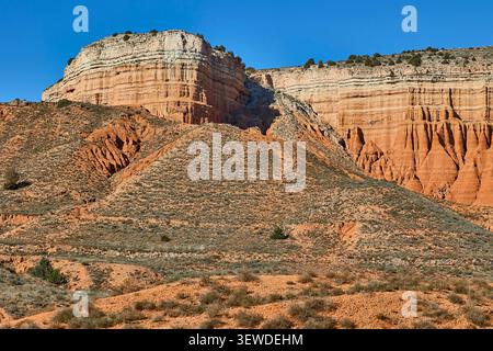 Rote Sandsteinklippen in der spanischen Provinz Teruel. Stockfoto
