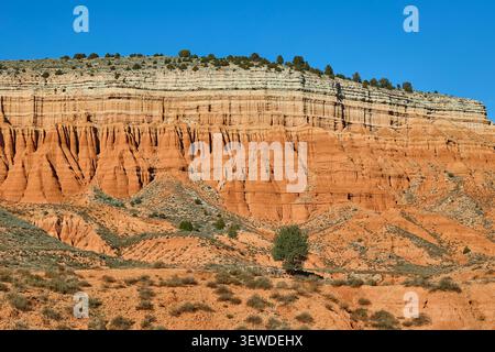 Rote Sandsteinklippen in der spanischen Provinz Teruel. Stockfoto