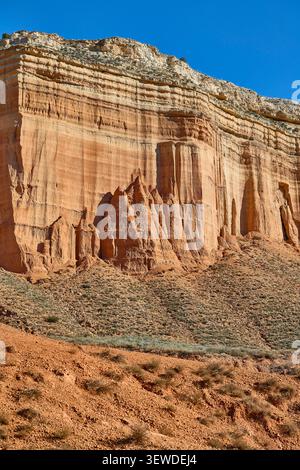 Rote Sandsteinklippen in der spanischen Provinz Teruel. Stockfoto