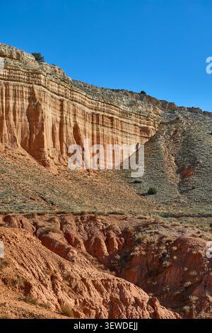 Rote Sandsteinklippen in der spanischen Provinz Teruel. Stockfoto