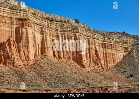 Rote Sandsteinklippen in der spanischen Provinz Teruel. Stockfoto