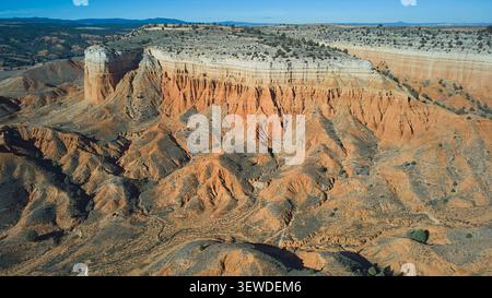 Drohnenansicht der roten Sandsteinklippen in der spanischen Provinz Teruel. Stockfoto