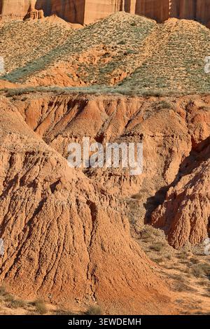 Rote Sandsteinklippen in der spanischen Provinz Teruel. Stockfoto