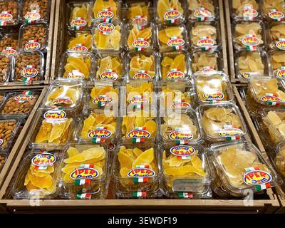 Rom, Italien - 15. Juni 2026: Ausstellung kandierter getrockneter Früchte in transparenten Behältern, die in einem Supermarkt angeordnet sind und verschiedene Obstsorten präsentieren Stockfoto