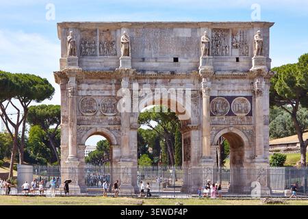 Rom, Italien - 15. Juni 2026: Der Triumphbogen des Konstantins in Rom, Italien, zeigt detaillierte Skulpturen und Reliefs mit Touristen, die auf dem m herumlaufen Stockfoto