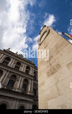 Das Cenotaph in Whitehall, London, dient als offizielles nationales Denkmal zu Ehren derer, die in den beiden Weltkriegen starben. Stockfoto