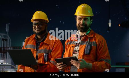 Überwachung der Schiffsressourcen, Ölkrise und fröhliche Besatzungsmitglieder auf Offshore-Bohrinseln. Leitung der Gasförderung, Seembargo und lächelnde Bohrkahn-Mitarbeiter, Kamera A Stockfoto