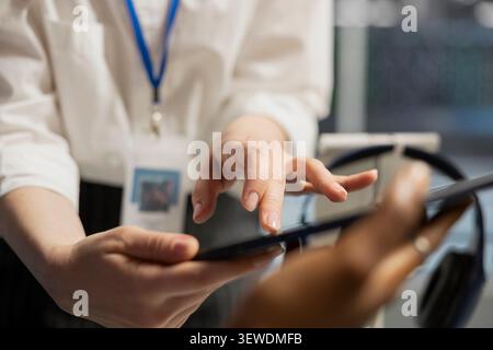Das Engineering-Team verwendet ein digitales Tablet in einem Rechenzentrum, um Hardwarediagnosen durchzuführen und die Betriebsstabilität zu gewährleisten. Stockfoto