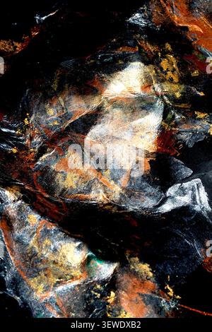 Glänzende abstrakte Metallic-Goldbronze und Silberfarbe auf schwarzem Hintergrund Stockfoto