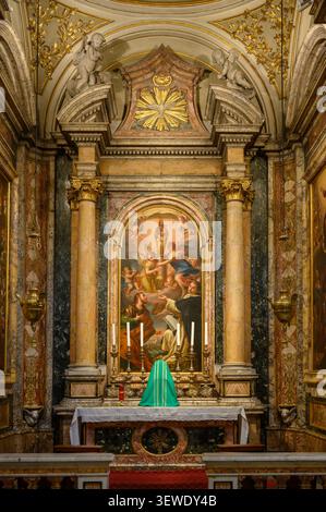 Altar mit Altarbild, das Unsere Liebe Frau vom Pilar darstellend, in der Seitenkapelle der Kirche Santa Maria in Monserrato degli Spagnoli, Rom, Italien Stockfoto